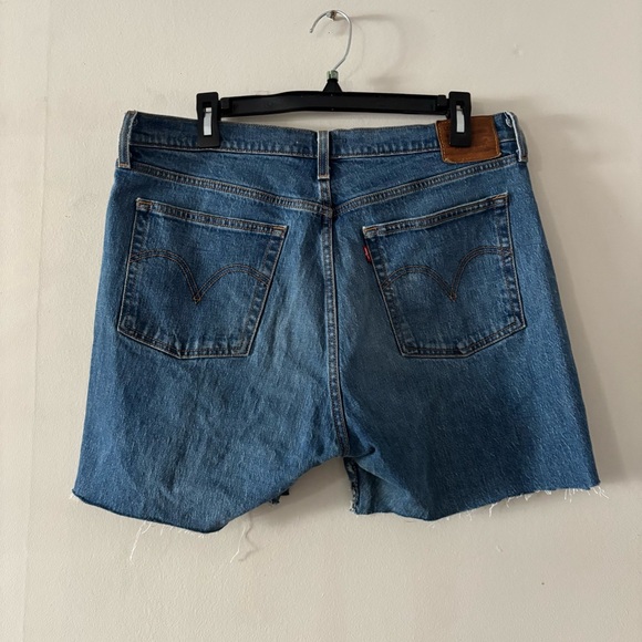 Levi's Classic Blue Jeans with Tan Leather Patch - Picture 2 of 5